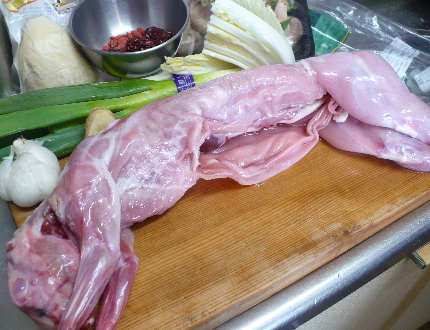 ウサギ解体と鍋料理